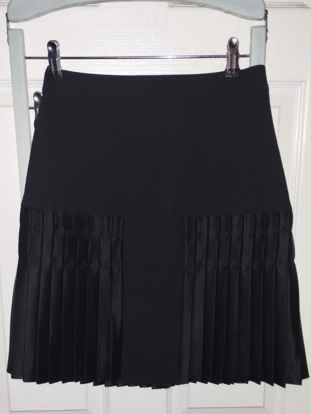 Luxury Black Virgin Wool Pleated Mini Skirt - 97% Virgin Wool. Size 0